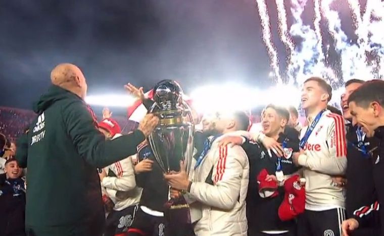 River levantó la copa en manos de Elías Gómez.