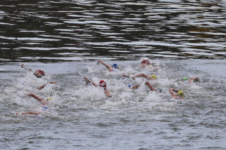 El triatlón se desarrolló en medio de la polémica por la baja calidad del agua del río Sena. Foto: EFE
