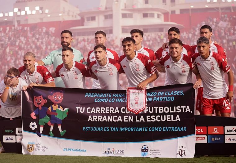 Más allá del festejado triunfo, hubo un detalle que hizo de la noche algo aún más especial para el plantel del Globo. Foto: FotoBaires