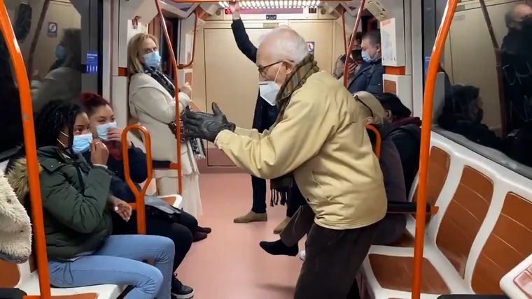 El hombre mayor le recrimina a la mujer que se coloque bien el barbijo