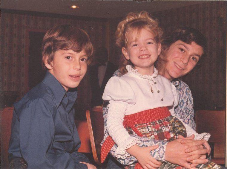 De las pocas cosas que Deb sabía sobre su hija era que tenía cuatro hermanos.