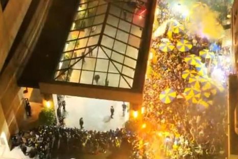 Marea azul y oro: los hinchas de Boca coparon el hotel Intercontinental para apoyar al plantel a horas del partido con River. Marea azul y oro: los hinchas de Boca coparon el hotel Intercontinental para apoyar al plantel a horas del partido con River.
