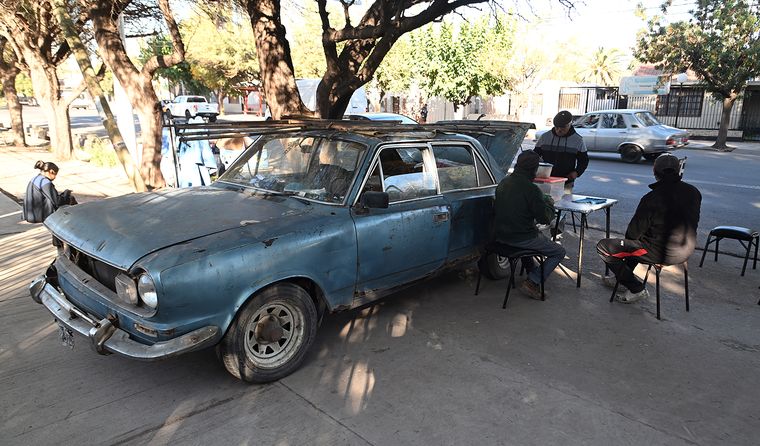 Un puesto simple, con café y buena compañia, se convirtió en parada obligada para quienes trabajan o pasan por la zona. Un puesto simple, con café y buena compañia, se convirtió en parada obligada para quienes trabajan o pasan por la zona.
