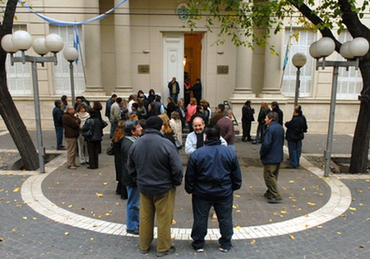 Empleados públicos esperando ingresar al recinto. Foto: MDZ