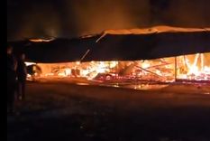 Bomberos trabajaron arduamente para controlar el incendio. Bomberos trabajaron arduamente para controlar el incendio.