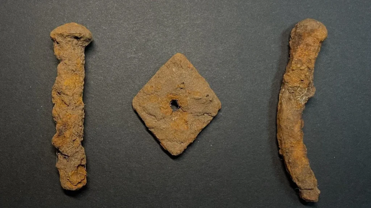 En la zona aparecieron remaches de metal que podrían haber formado parte de una embarcación. En la zona aparecieron remaches de metal que podrían haber formado parte de una embarcación.