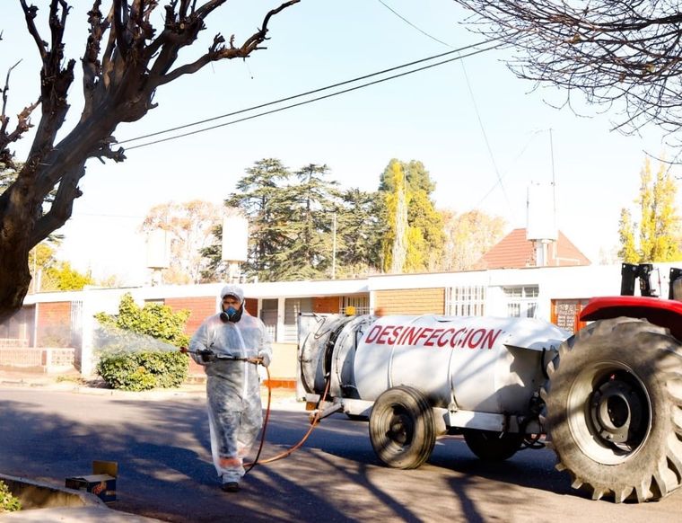Uno de los operativos de desinfección que se están realizando en Maipú.