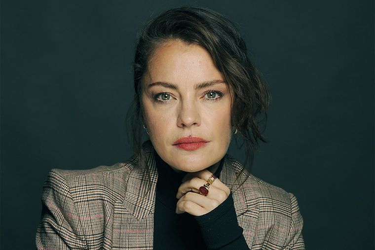 Dolores Fonzi enciende la pantalla.