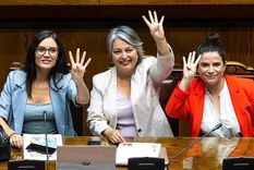 La reforma fue presentada en 2017 por la entonces diputada Camila Vallejo (izq.), hoy ministra de la secretaría general de gobierno de Gabriel Boric -aquí junto con las ministras de Trabajo y Mujer-, y permite una jornada laboral de 4 días. Foto: EPA