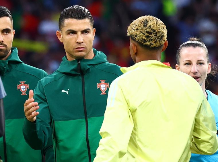 Cristiano Ronaldo y Lamine Yamal se dieron la mano antes de la final de la Liga de Naciones de la UEFA entre Portugal y España en Múnich. ¿Qué pasó después?