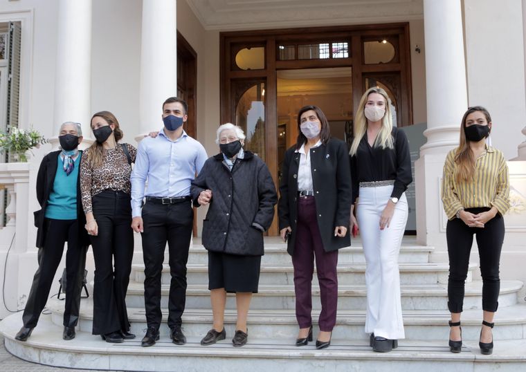 Mariana Juri junto a María Teresa Barbera y los integrantes del grupo Broda.