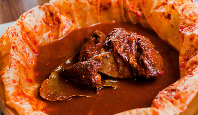 Mixiote de pollo: La palabra mixiote significa envoltura.