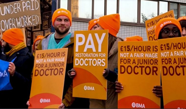 La huelga de los médicos ingleses duró más de un año. Foto: Efe.