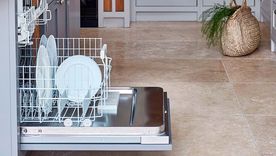 Para saber si un lavaplatos necesita mantenimiento primero revisar los platos para saber si está lavando bien; segundo, revisar si existen malos olores y por último verificar si hay fugas (agua acumulada en el suelo alrededor del artefacto) Foto: Future