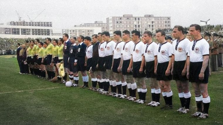 La Selección argentina utilizó camisetas amarillas prestadas durante su debut frente a Alemania Federal en Suecia 1958. La Selección argentina utilizó camisetas amarillas prestadas durante su debut frente a Alemania Federal en Suecia 1958.