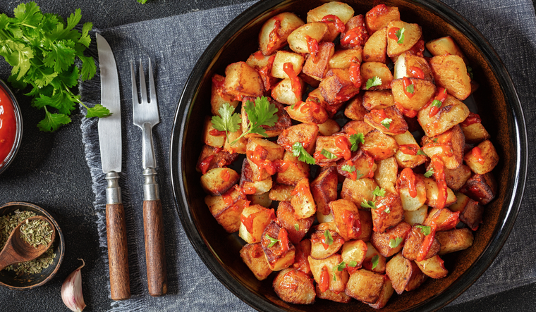 Esta receta de patatas bravas nació en bares madrileños como tapa económica y contundente. Esta receta de patatas bravas nació en bares madrileños como tapa económica y contundente.