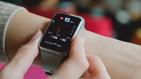 De los “golpes” del corazón a las caídas en casa: los relojes y pulseras inteligentes ya protagonizan historias donde un aviso automático a emergencias marca la diferencia entre un susto y una tragedia.