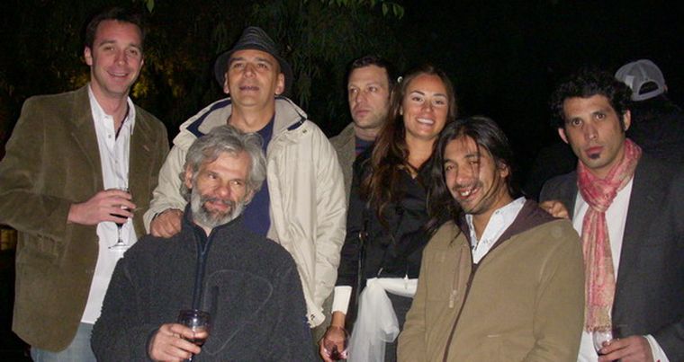 Los artistas de la noche: Alberto Thormann, Martín Villalonga, Gustavo Coppoletta, Flor Aise, Rodrigo Scalzi y Nicolás Godoy. Con ellos, el marchand y periodista, Fernando Flaco Gabrielli. Foto: MDZ