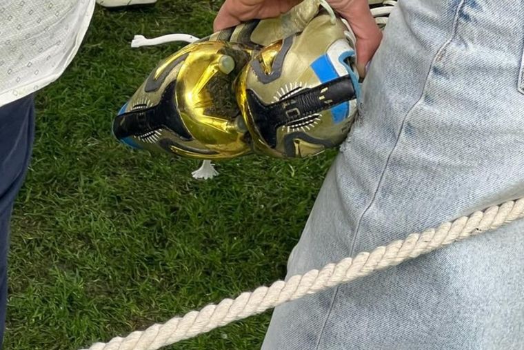 Los botines de Messi, en manos de Antonela Roccuzzo. Foto: MDZ Online