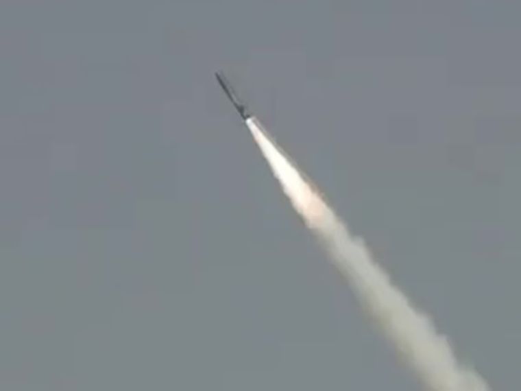 El misil tierra-tierra tiene un alcance de 450 Km Foto: Captura de video