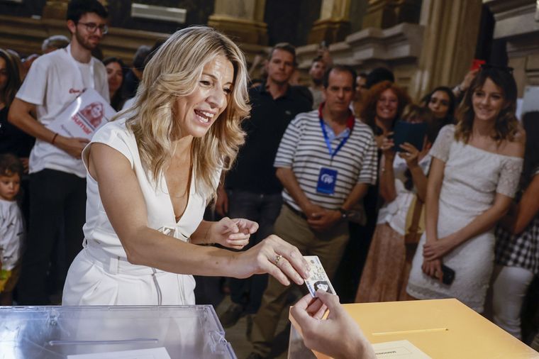 La líder de la coalición Sumar, Yolanda Díaz, ejerce su derecho al voto para las elecciones generales en la Escuela Técnica Superior de Ingenieros de Minas de Madrid este domingo. Casi 37,5 millones de electores eligen este domingo en las decimosextas elecciones generales a 350 diputados y 208 senadores. Foto: EFE/Sergio Pérez