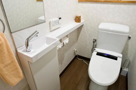 ¿Tienes un baño pequeño? Sigue estos consejos para amueblarlos y ahorra espacio