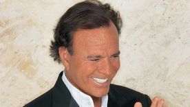 Julio Iglesias. Foto: Sony Music  - https://cdn.smehost.net/sonymusiclatincom-uslatinprod/wp-content/uploads/2016/06/JulioIglesia_MainProfile_2018-1800x1209.jpg