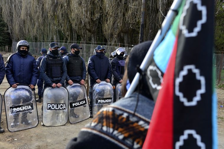 Crece la tensión entre grupos mapuches y las fuerzas policiales presentes en El Bolsón. Foto: Diario Río Negro