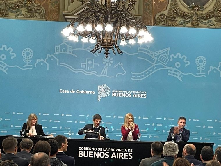 Axel Kiicllof en el acto de la firma de convenio con intendentes y el CFI Foto: Jose Luis Carut MDZ