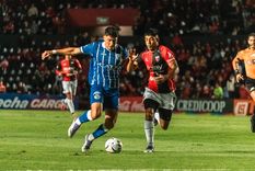 Martín Pino, centrodelantero de Godoy Cruz, disputa el balón con Toledo, volante de Colón.&nbsp;
