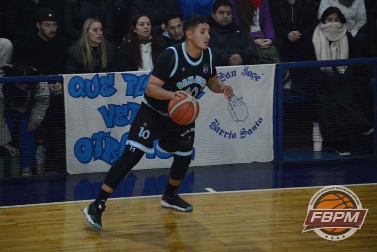 Atenas y San José ganaron sus cruces y habrá tercer partido para definir a los finalistas de la Superliga de básquet. Atenas y San José ganaron sus cruces y habrá tercer partido para definir a los finalistas de la Superliga de básquet.