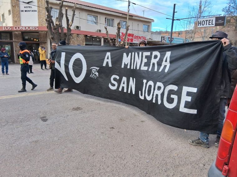 Después de la audiencia paralela, los manifestantes se mivilizaron por las calles de Uspallata. Después de la audiencia paralela, los manifestantes se mivilizaron por las calles de Uspallata.