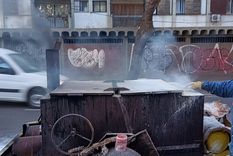 La máquina utilizada emana un denso humo negro.&nbsp;