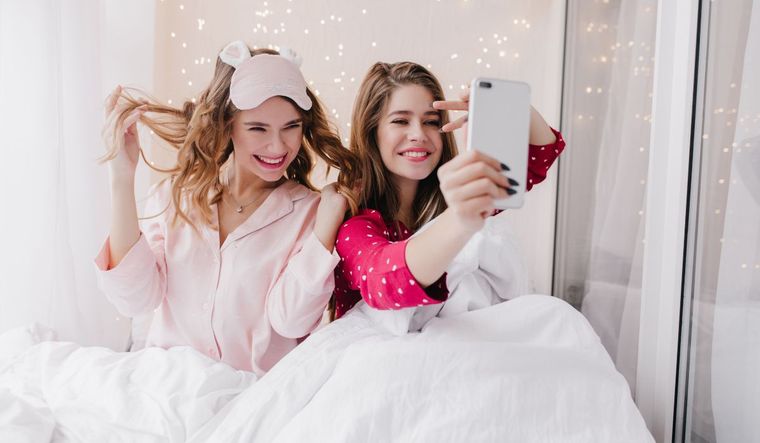 Las mujeres eligen realizar pijamada y contratar servicios de catering, astrólogas y hasta realizar talleres de pinturas para celebrar una fecha especial.