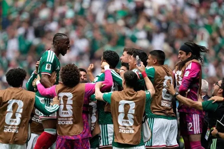 Quiñones, encima de todos sus compañeros, tras anotar el 1 a 0 de México ante Sudáfrica.