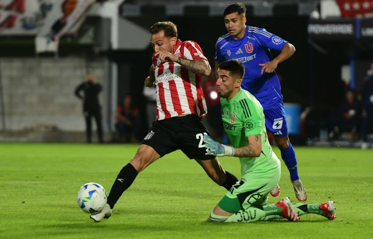 Estudiantes perdió contra la U de Chile en el Estadio UNO. Foto: Fotobaires