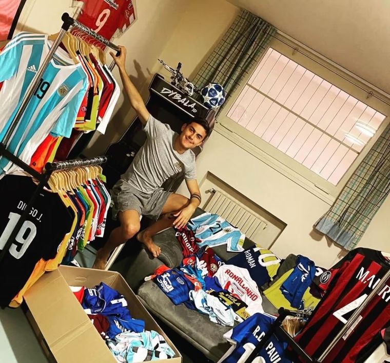 El sector deportivo de Dybala, donde guarda sus camisetas más emblemáticas. El sector deportivo de Dybala, donde guarda sus camisetas más emblemáticas.