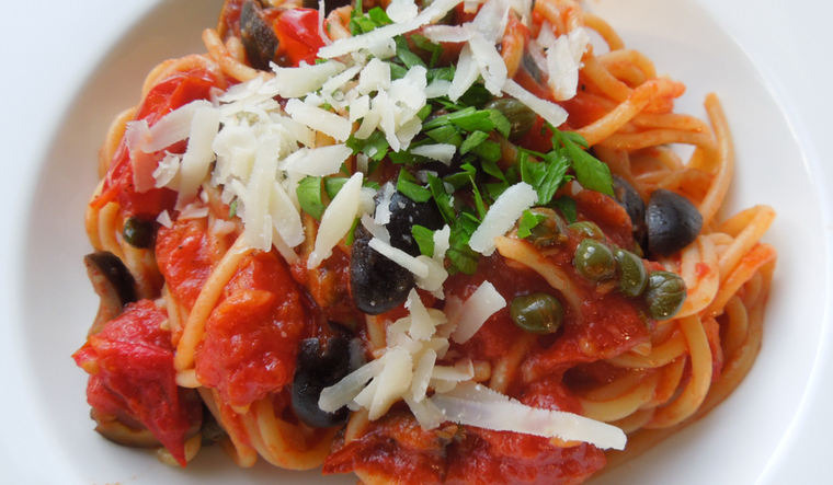 Prepara en casa un placer italiano: espagueti a la putanesca Foto: Shutterstock