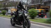 Con los característicos rasgos de diseño Sugomi, la nueva Kawasaki Z900 brinda una experiencia de conducción inmejorable, tanto en ciudad como en ruta. Con los característicos rasgos de diseño Sugomi, la nueva Kawasaki Z900 brinda una experiencia de conducción inmejorable, tanto en ciudad como en ruta.