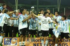 Cardozo, arriba a la izqueirda, celebra la Copa del 2005 Foto: AFA Cardozo, arriba a la izqueirda, celebra la Copa del 2005 Foto: AFA