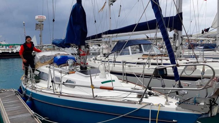 Juan Manuel ballesteros a bordo de su barco velero listo para zarpar de Madeira, Portugal.