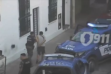 Un hombre con una restricción perimetral vigente irrumpió en la casa de su expareja en la ciudad de Córdoba. Un hombre con una restricción perimetral vigente irrumpió en la casa de su expareja en la ciudad de Córdoba.