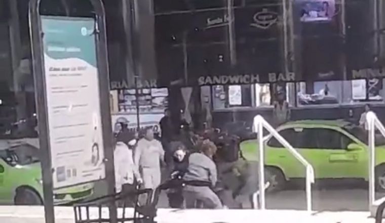 La secuencia fue filmada por un testigo y se viralizó Foto: Captura de video