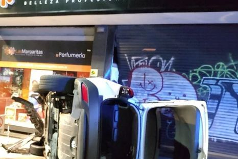 El coche quedó dado vuelta. Foto: twitter