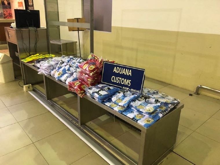El procedimiento fue en el Aeropuerto Internacional de Ezeiza y se secuestraron más de 300 camisetas