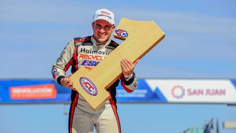 Mariano Werner sostiene el 1 que pintará nuevamente en su Ford. Foto: ACTC