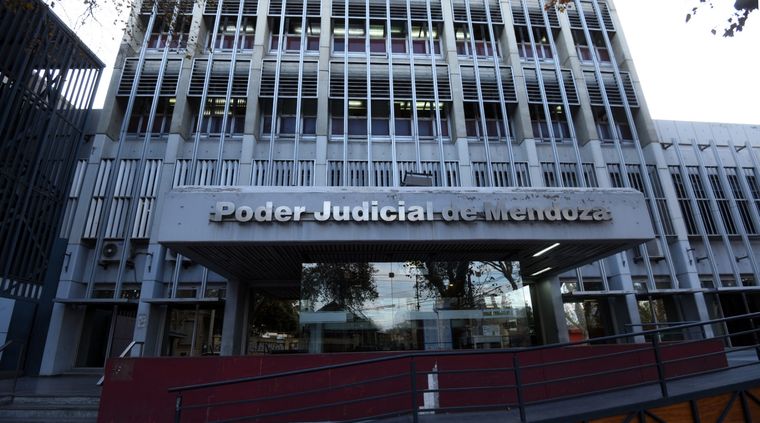 La Corte modificó la resolución de la Cuata Cámara del Trabajo y aumentó el monto de la indemnización por despido. La Corte modificó la resolución de la Cuata Cámara del Trabajo y aumentó el monto de la indemnización por despido.