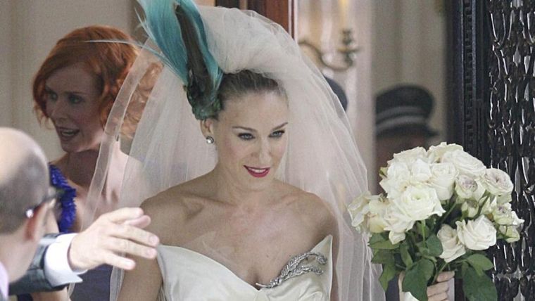 Foto: https://www.lavanguardia.com/de-moda/moda/20180530/443946866595/vivienne-westwood-celebra-decimo-aniversario-vestido-novia-carrie-bradshaw.html