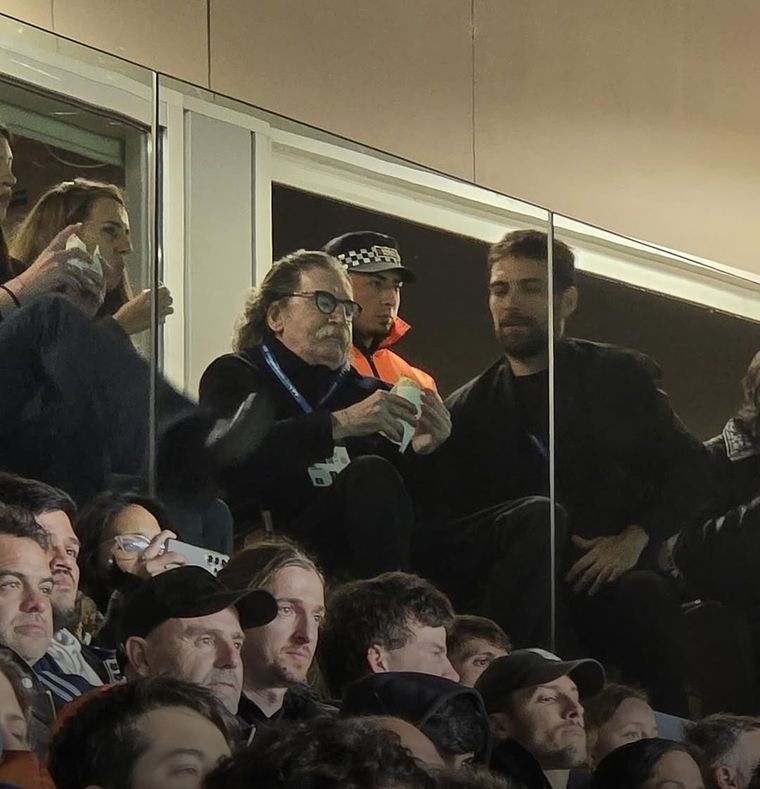 Charly García viendo el partido de Argentina en las gradas del Monumental. Charly García viendo el partido de Argentina en las gradas del Monumental.