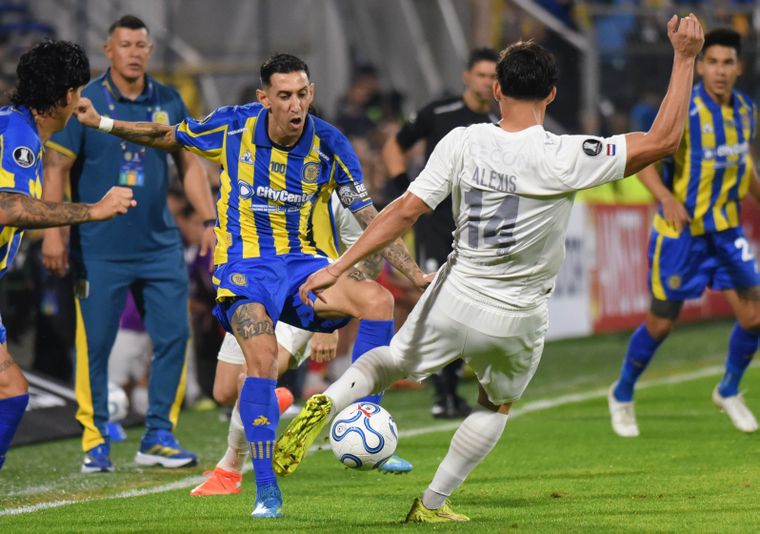 Ángel Di María tuvo la gran oportunidad de poner en ventaja a Rosario Central, pero el arquero Morinigo tuvo una doble atajada espectacular. 